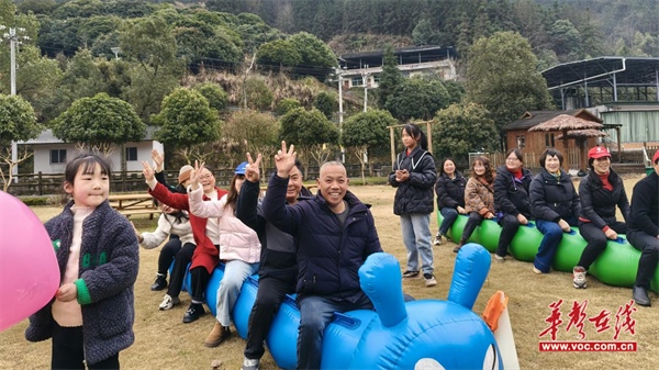 安博体育：【竞芳华】怀化市锦溪教育集团中方镇中心小学开展春游团建活动(图2)